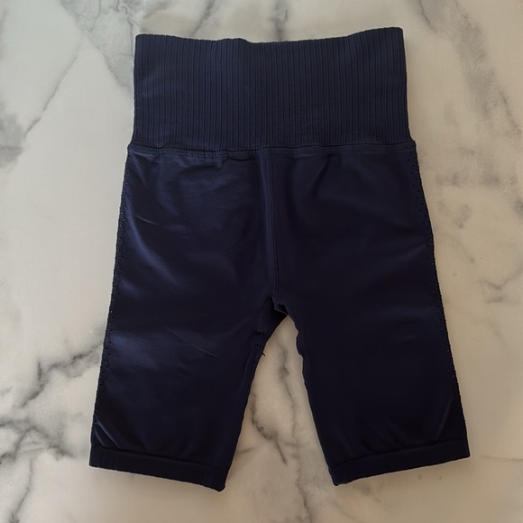 Free People Good Karma Biker Short Stretch Compression Navy NWOT Mid length XS/S - Picture 6 of 8